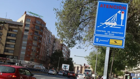 Una de las señales que indican un control de semáforo Una de las señales que indican un control de semáforo