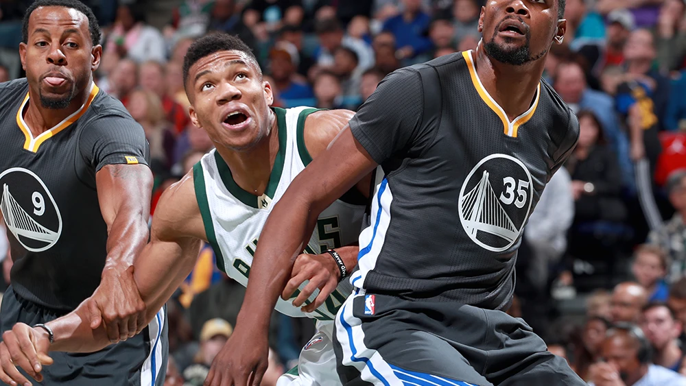 Antetokounmpo y Kevin Durant pelean un balón