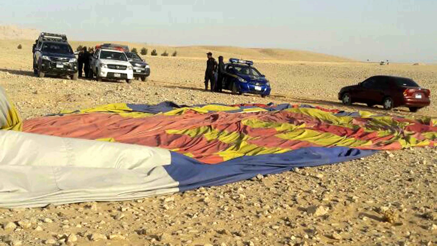 Agentes en el lugar donde se estrelló un globo aerostático en Luxor, Egipto Agentes en el lugar donde se estrelló un globo aerostático en Luxor, Egipto