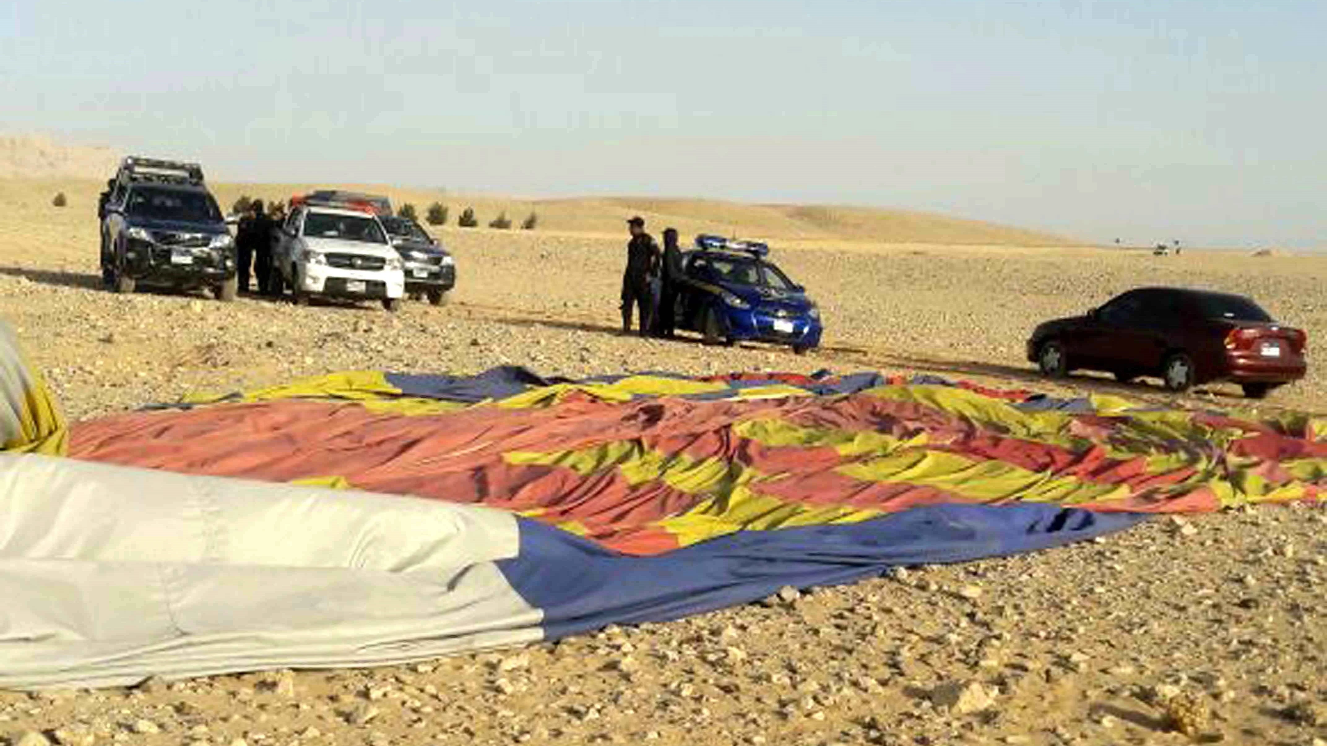 Agentes en el lugar donde se estrelló un globo aerostático en Luxor, Egipto