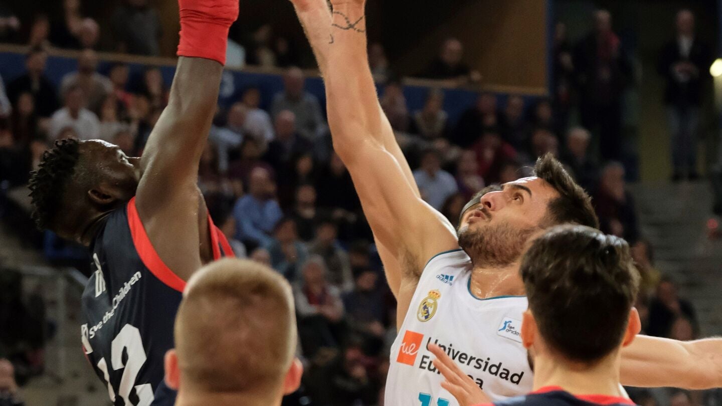 Campazzo intenta capturar el bal&oacute;n en el partido del Madrid