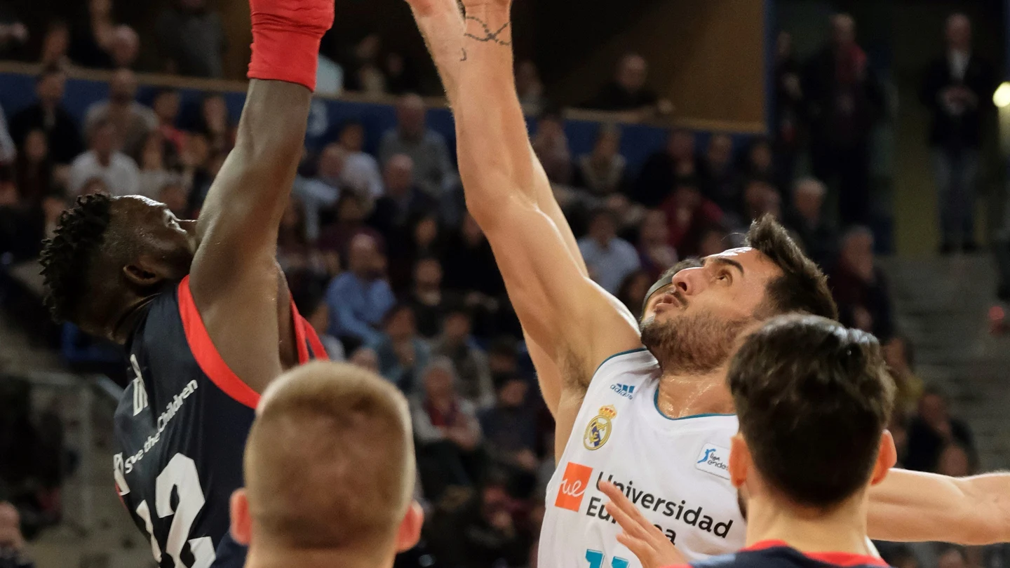 Campazzo intenta capturar el balón en el partido del Madrid Campazzo intenta capturar el balón en el partido del Madrid