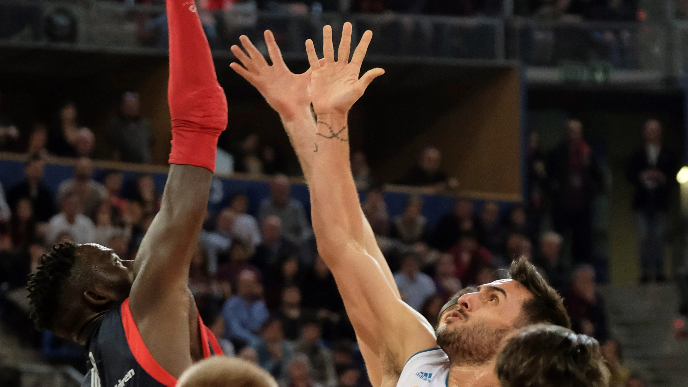 Campazzo intenta capturar el balón en el partido del Madrid