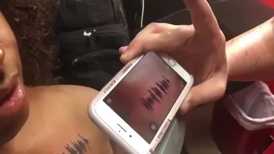 Una joven se tatúa el último mensaje de audio de su abuela para poder escucharlo siempre Una joven se tatúa el último mensaje de audio de su abuela para poder escucharlo siempre