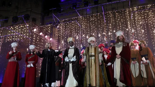 Los tres Reyes Magos, Melchor, Gaspar y Baltasar, y la alcaldesa de Madrid Manuela Carmena Los tres Reyes Magos, Melchor, Gaspar y Baltasar, y la alcaldesa de Madrid Manuela Carmena