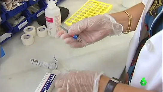Una doctora prepara un antibiótico para la gripe Una doctora prepara un antibiótico para la gripe
