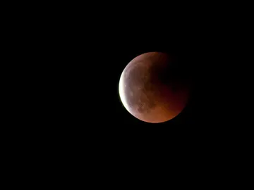 La Luna toma tonos rojizos durante los eclipses, por eso se le denomina luna de sangre La Luna toma tonos rojizos durante los eclipses, por eso se le denomina luna de sangre