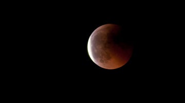La Luna toma tonos rojizos durante los eclipses, por eso se le denomina luna de sangre