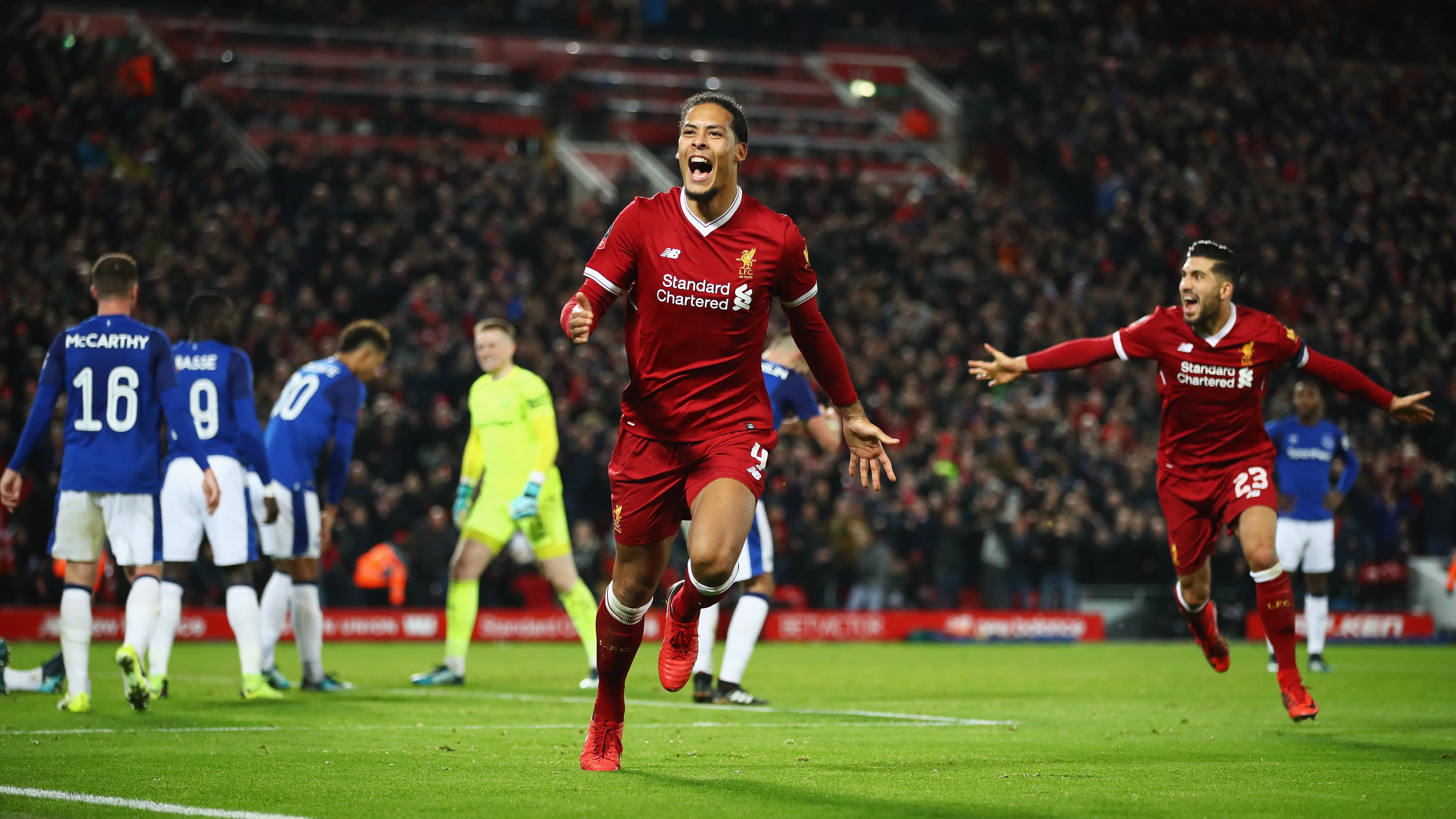 Van Dijk celebra su primer gol como jugador del Liverpool