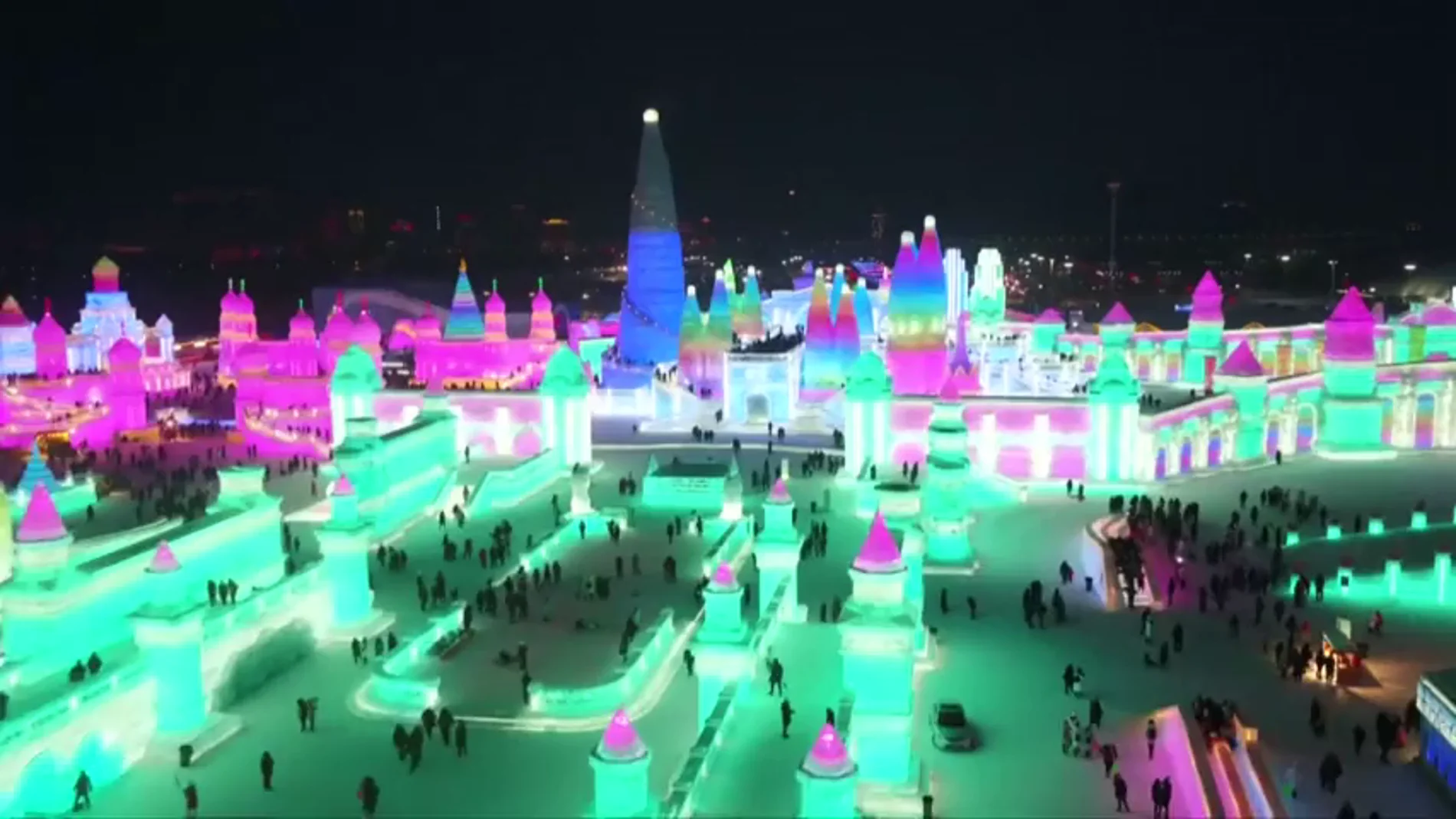 Luces, colores y mucho frío: China celebra su tradicional feria internacional del hielo y la nieve