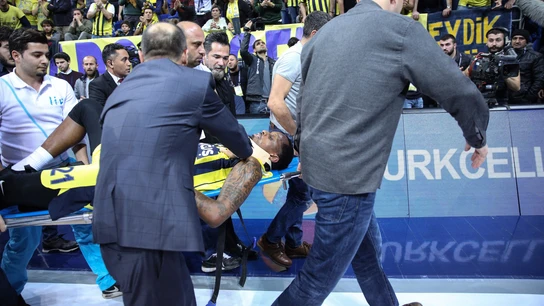 Nunnally, retirado en camilla tras su terrible caída Nunnally, retirado en camilla tras su terrible caída