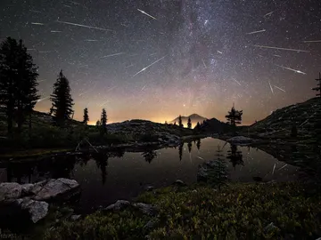 Imagen de larga exposición tomada durante el máximo de las Perseidas Imagen de larga exposición tomada durante el máximo de las Perseidas