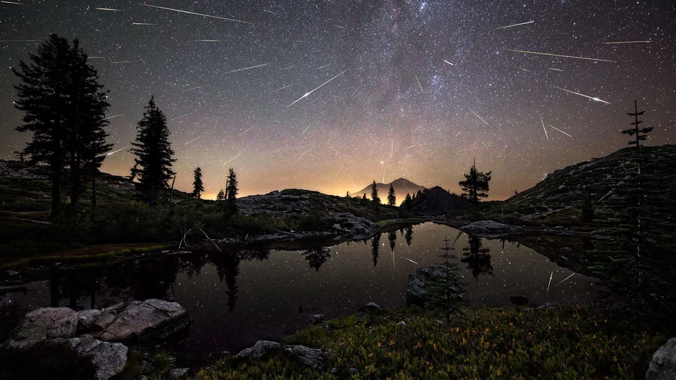 Imagen de larga exposición tomada durante el máximo de las Perseidas Imagen de larga exposición tomada durante el máximo de las Perseidas