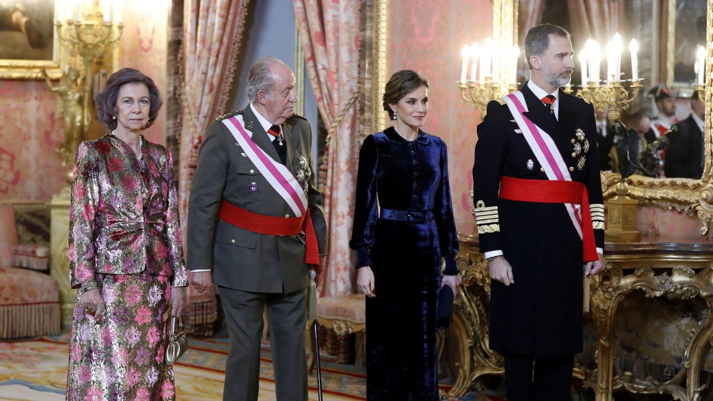 El Rey Felipe VI, junto a la Reina Letizia y los Reyes em&eacute;ritos, Juan Carlos y Sof&iacute;a, durante la celebraci&oacute;n hoy en el Palacio Real de la Pascua Militar