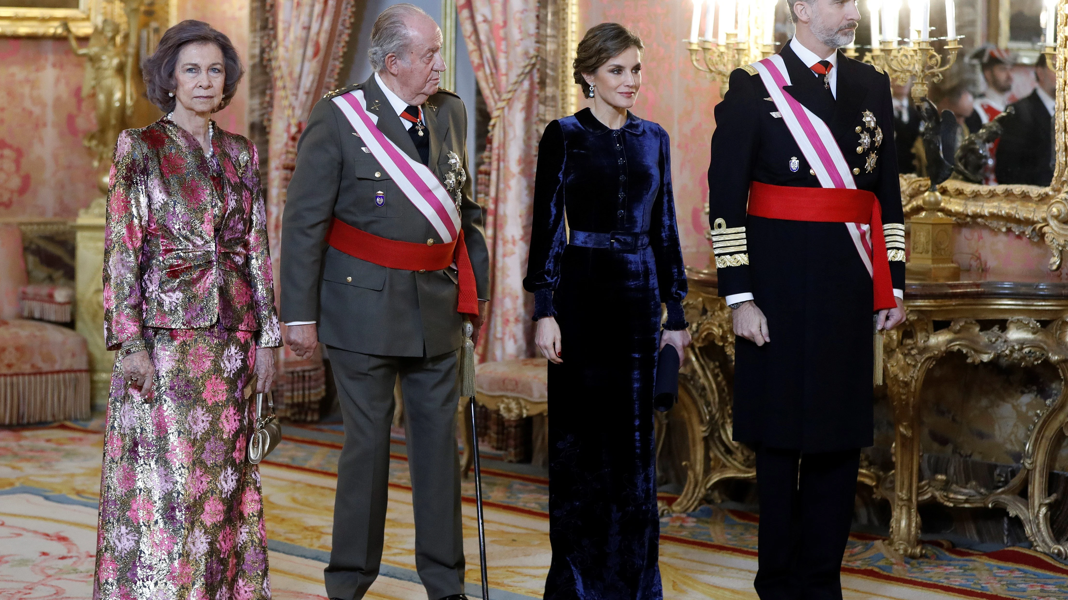 El Rey Felipe VI, junto a la Reina Letizia y los Reyes eméritos, Juan Carlos y Sofía, durante la celebración hoy en el Palacio Real de la Pascua Militar