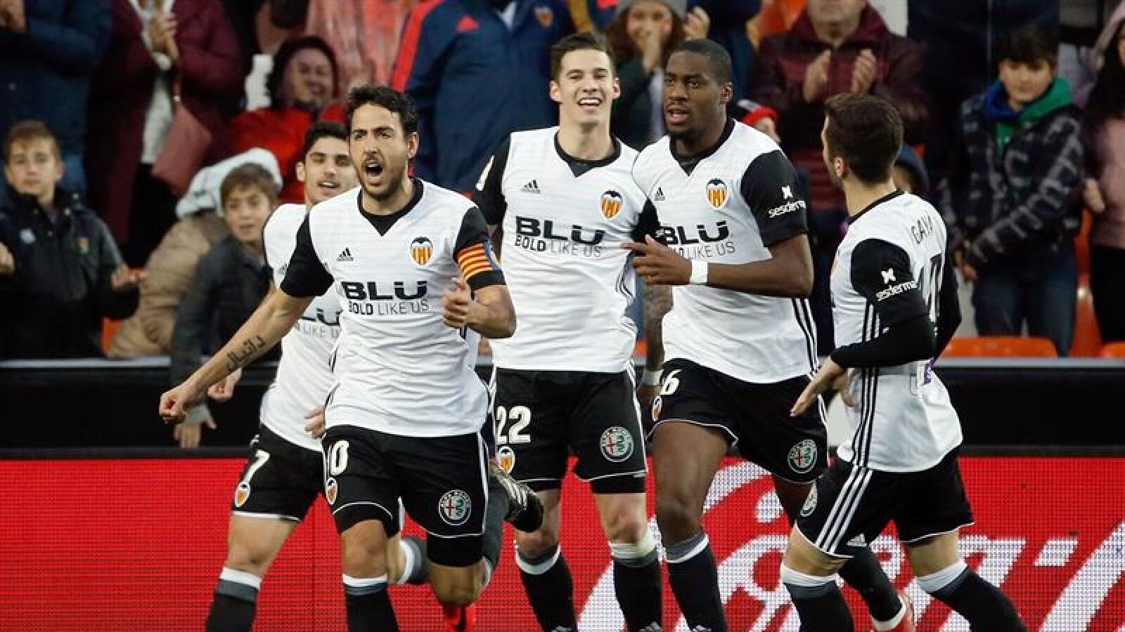 Los jugadores del Valencia celebran el gol de Parejo.