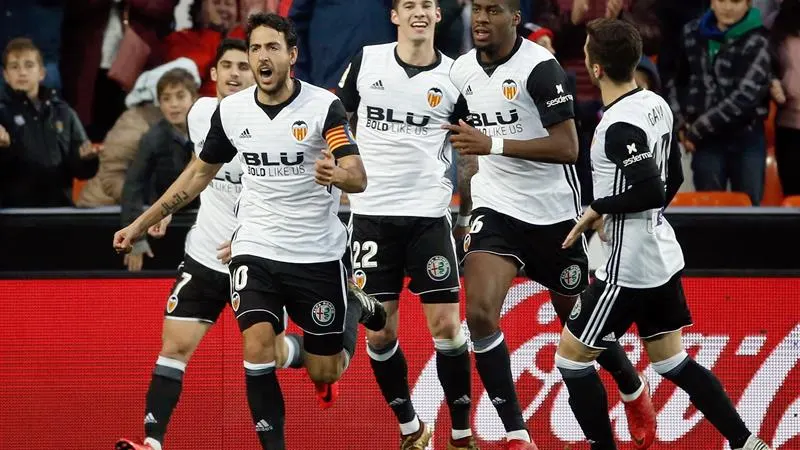 Los jugadores del Valencia celebran el gol de Parejo.