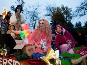 La drag queen "La Prohibida" en la carroza del Orgullo Vallecano durante la cabalgata de Reyes La drag queen "La Prohibida" en la carroza del Orgullo Vallecano durante la cabalgata de Reyes