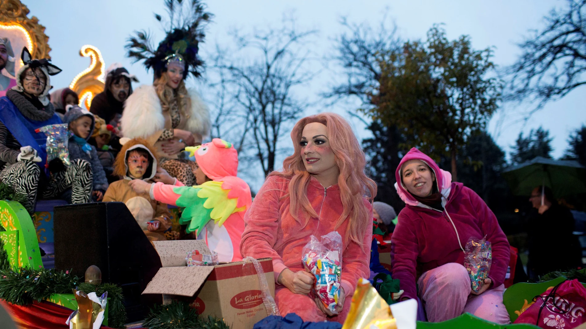 La drag queen "La Prohibida" en la carroza del Orgullo Vallecano durante la cabalgata de Reyes