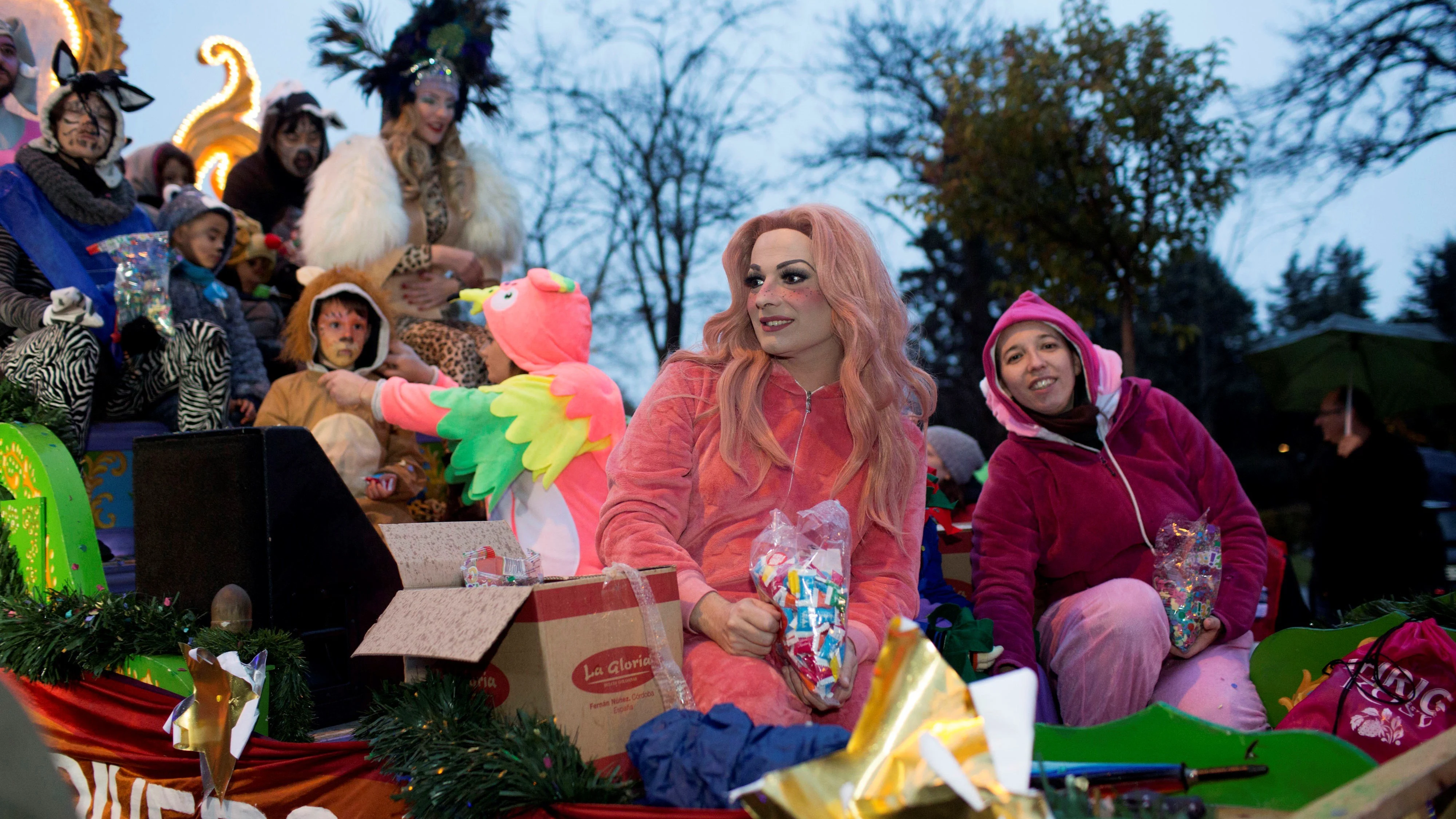 La drag queen "La Prohibida" en la carroza del Orgullo Vallecano durante la cabalgata de Reyes