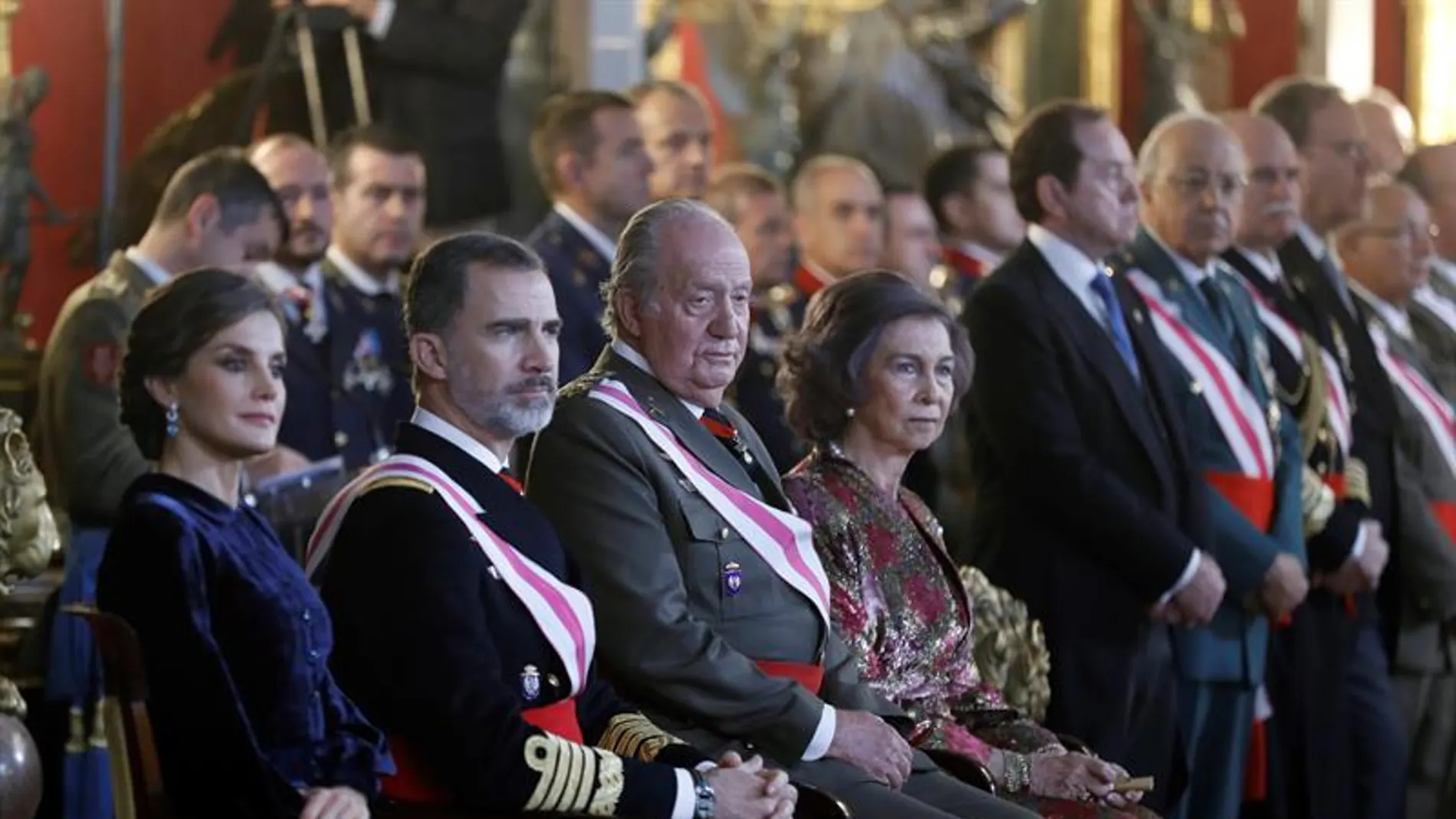 Felipe VI junto a su padre, el Rey Juan Carlos, durante la Pascua Militar