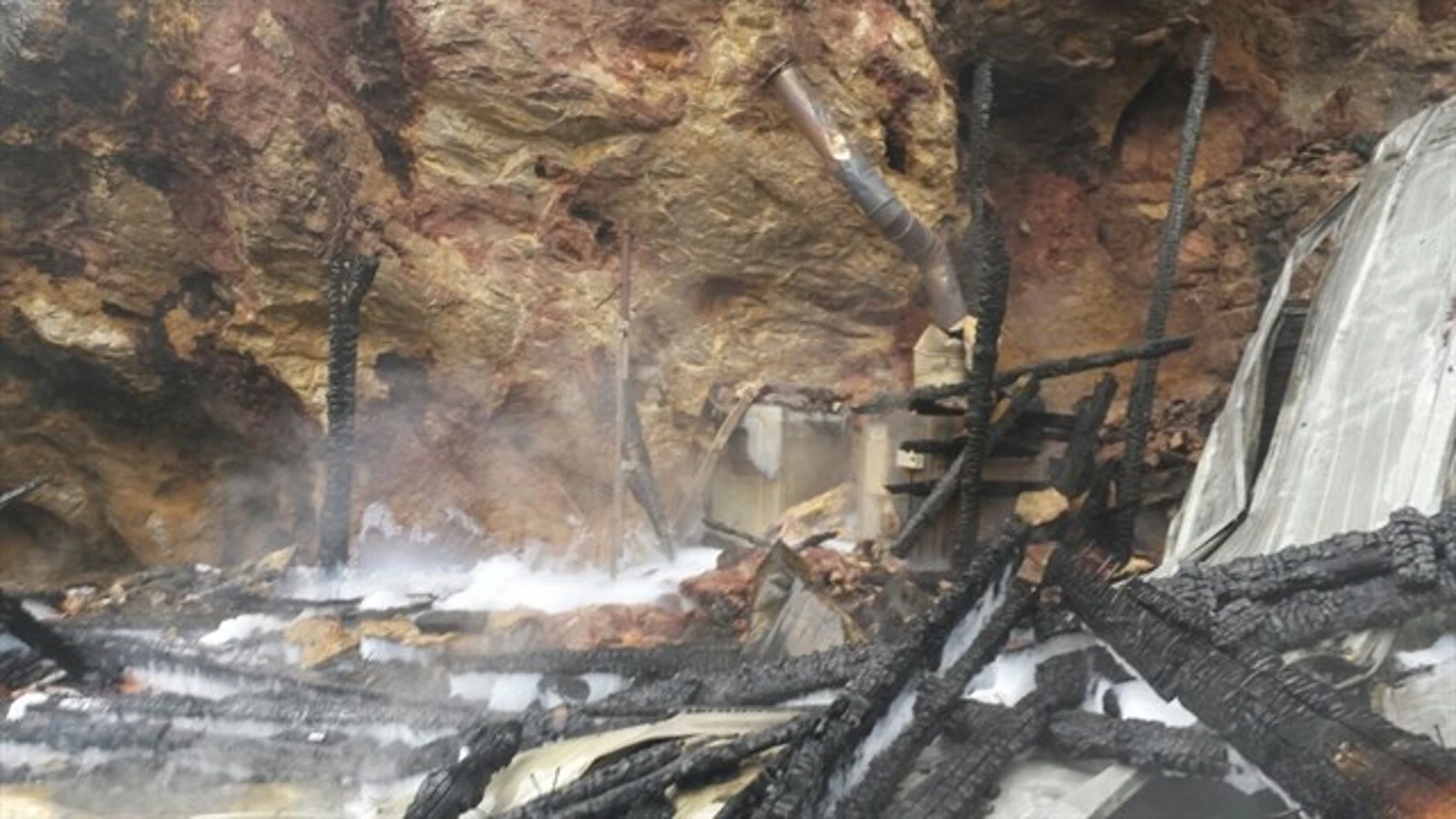 Estado del recinto de las jirafas tras ser devastado por las llamas
