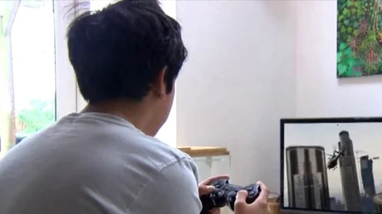 Un niño jugando a la consola Un niño jugando a la consola