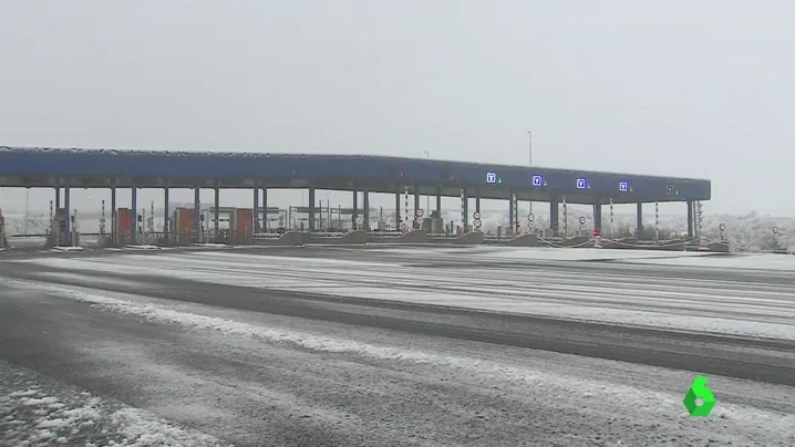 Puertos intransitables, carreteras cortadas, fuerte oleaje… las consecuencias del temporal de nieve que azota a España