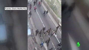 Más de 200 inmigrantes acceden a Melilla en un "violento salto"