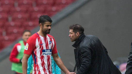 Simeone y Diego Costa se dan la mano Simeone y Diego Costa se dan la mano