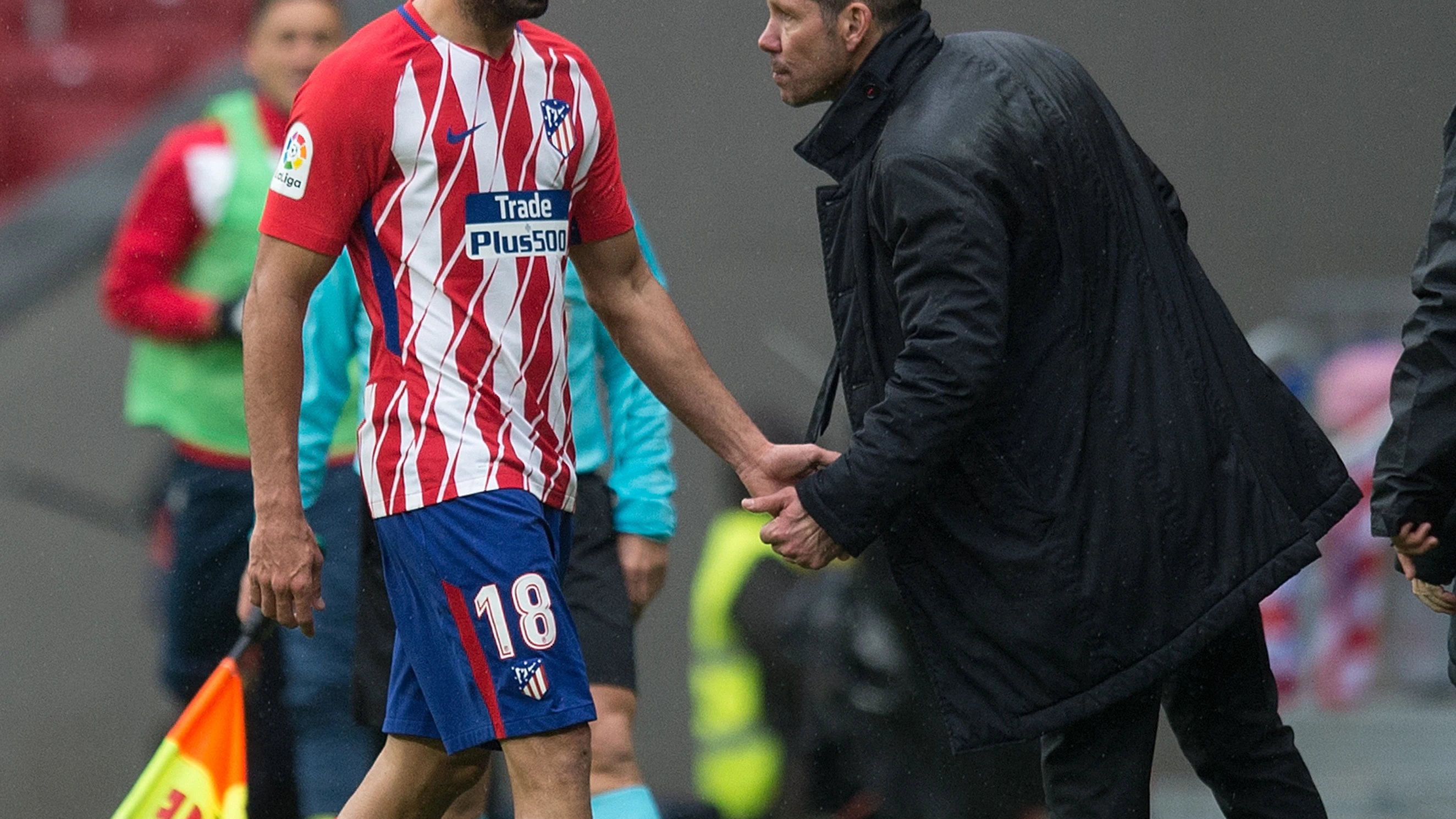 Simeone y Diego Costa se dan la mano