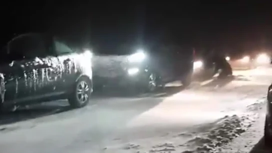 Vehículos detenidos en una carretera nevada Vehículos detenidos en una carretera nevada