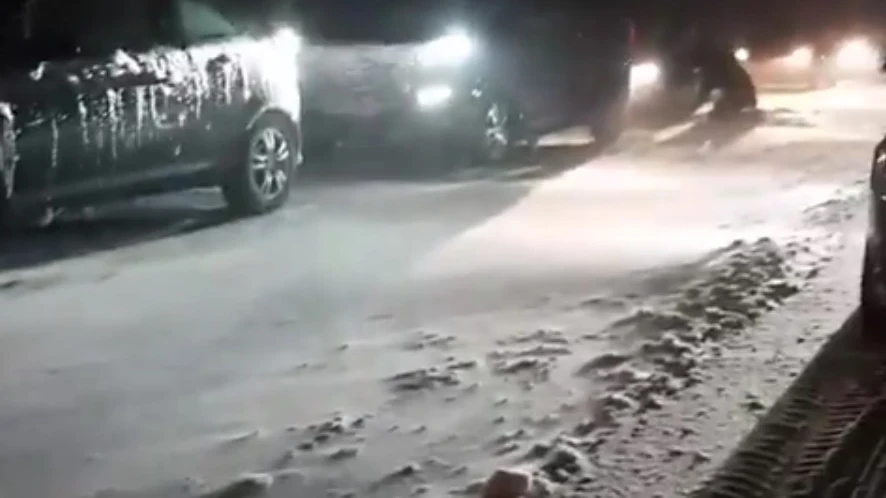 Vehículos detenidos en una carretera nevada