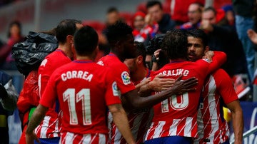 Los jugadores del Atlético celebran el gol de Diego Costa