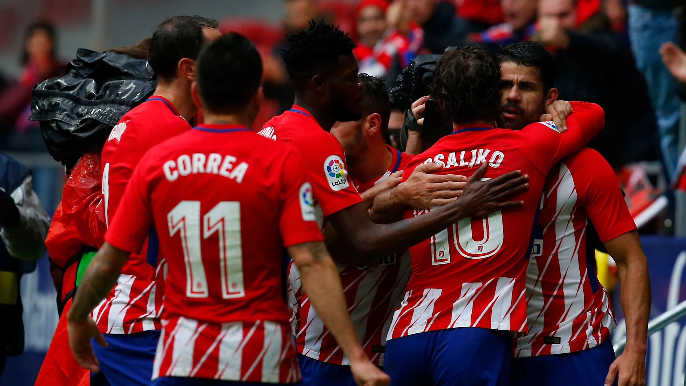 Los jugadores del Atlético celebran el gol de Diego Costa