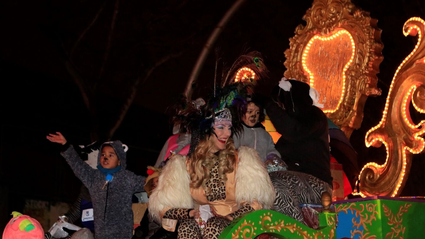 La artista Roma Calder&oacute;n en la carroza del Orgullo Vallecano durante la cabalgata de Reyes que recorre Vallecas