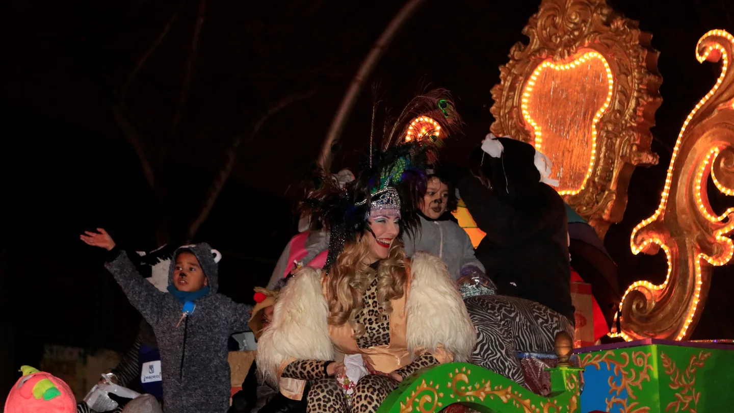 La artista Roma Calderón en la carroza del Orgullo Vallecano durante la cabalgata de Reyes que recorre Vallecas La artista Roma Calderón en la carroza del Orgullo Vallecano durante la cabalgata de Reyes que recorre Vallecas