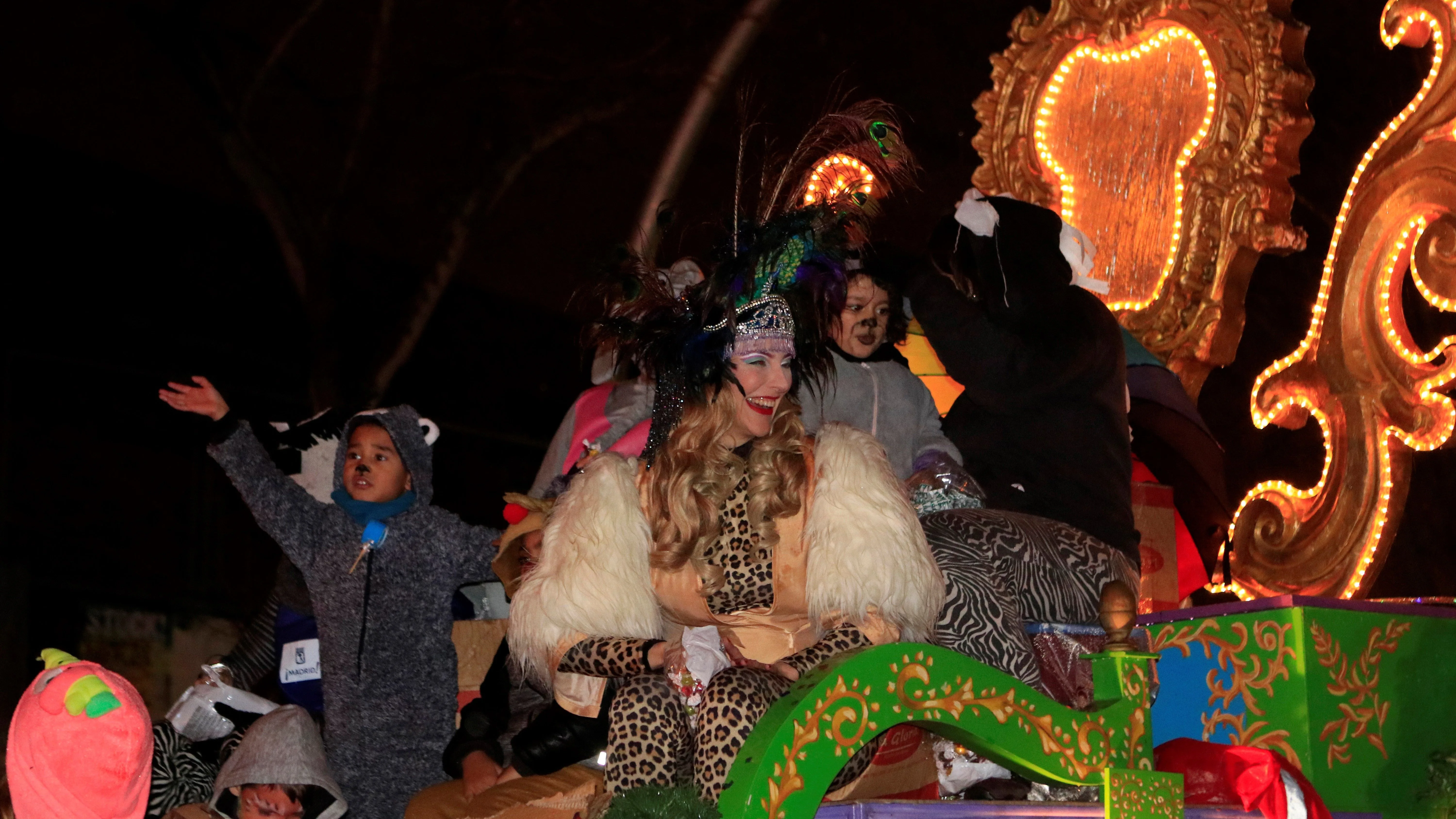 La artista Roma Calderón en la carroza del Orgullo Vallecano durante la cabalgata de Reyes que recorre Vallecas