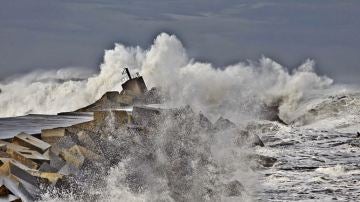 Olas en de la playa de San Juan de Nieva (Archivo)