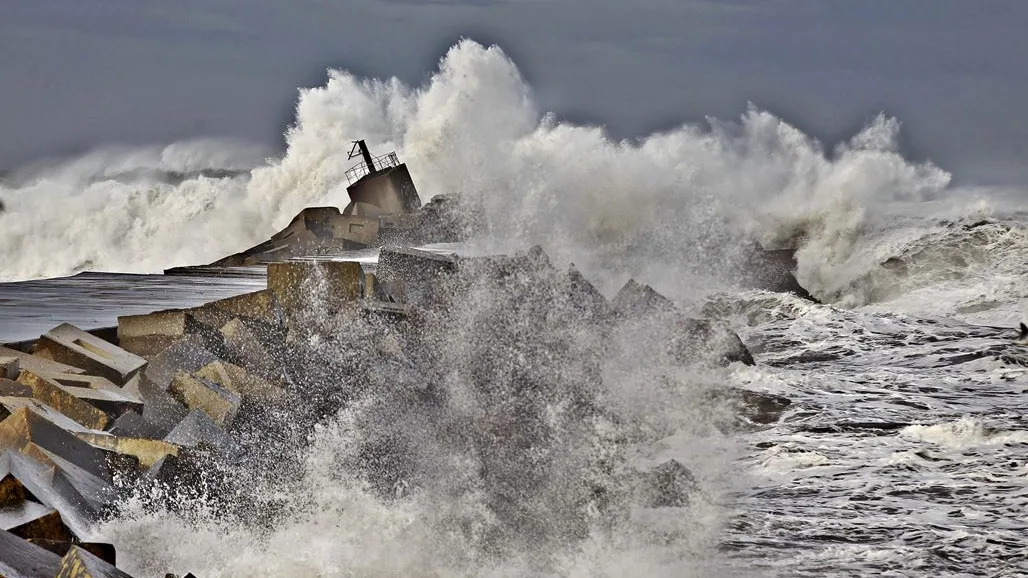 Olas en de la playa de San Juan de Nieva (Archivo)