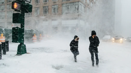 Peatones caminan bajo la nieve un frío día de invierno en Nueva York Peatones caminan bajo la nieve un frío día de invierno en Nueva York