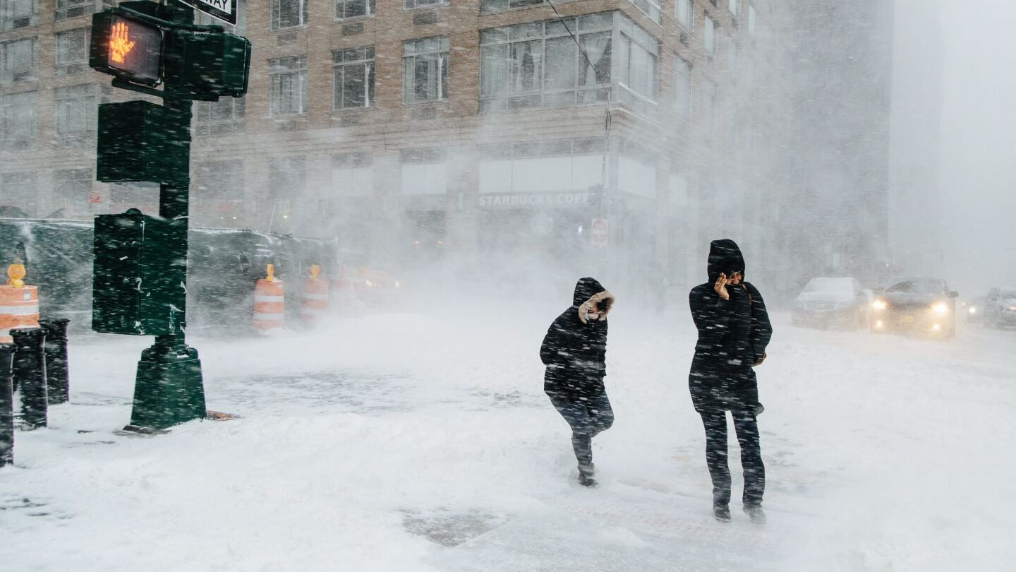 Peatones caminan bajo la nieve un fr&iacute;o d&iacute;a de invierno en Nueva York 