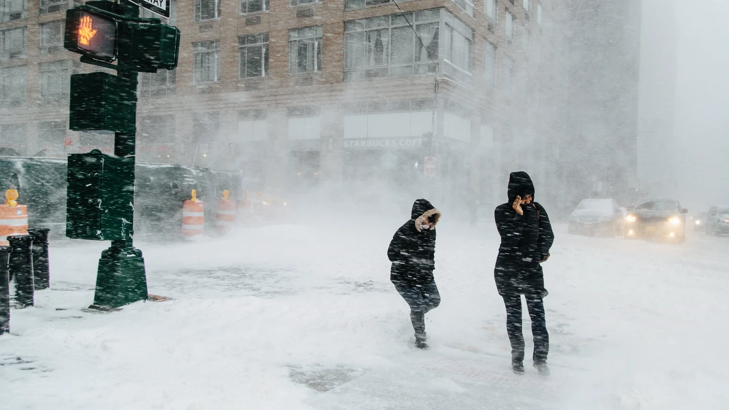 Peatones caminan bajo la nieve un frío día de invierno en Nueva York Peatones caminan bajo la nieve un frío día de invierno en Nueva York