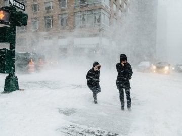 Peatones caminan bajo la nieve un frío día de invierno en Nueva York Peatones caminan bajo la nieve un frío día de invierno en Nueva York