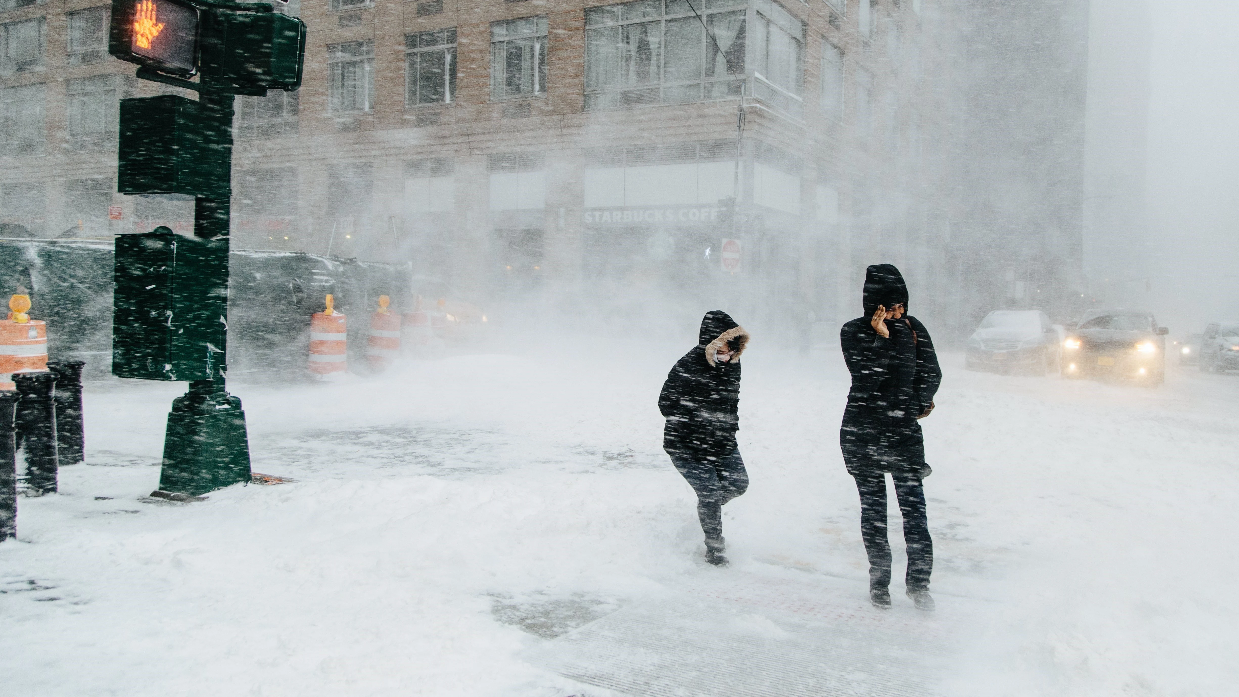 Peatones caminan bajo la nieve un frío día de invierno en Nueva York 