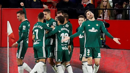 Los jugadores del Betis celebran el gol en el Pizjuán Los jugadores del Betis celebran el gol en el Pizjuán