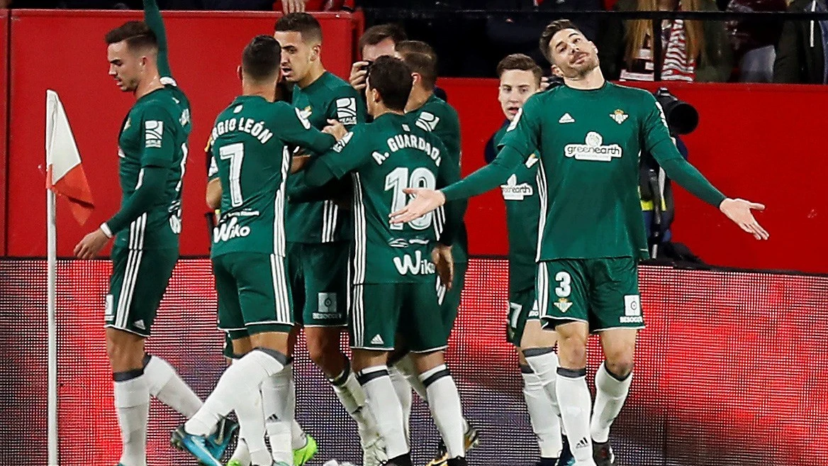 Los jugadores del Betis celebran el gol en el Pizjuán