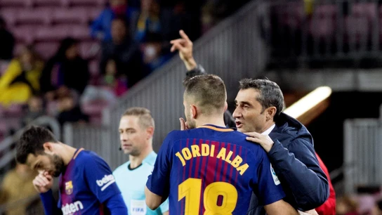 Valverde, dando indicaciones a Jordi Alba durante el partido Valverde, dando indicaciones a Jordi Alba durante el partido