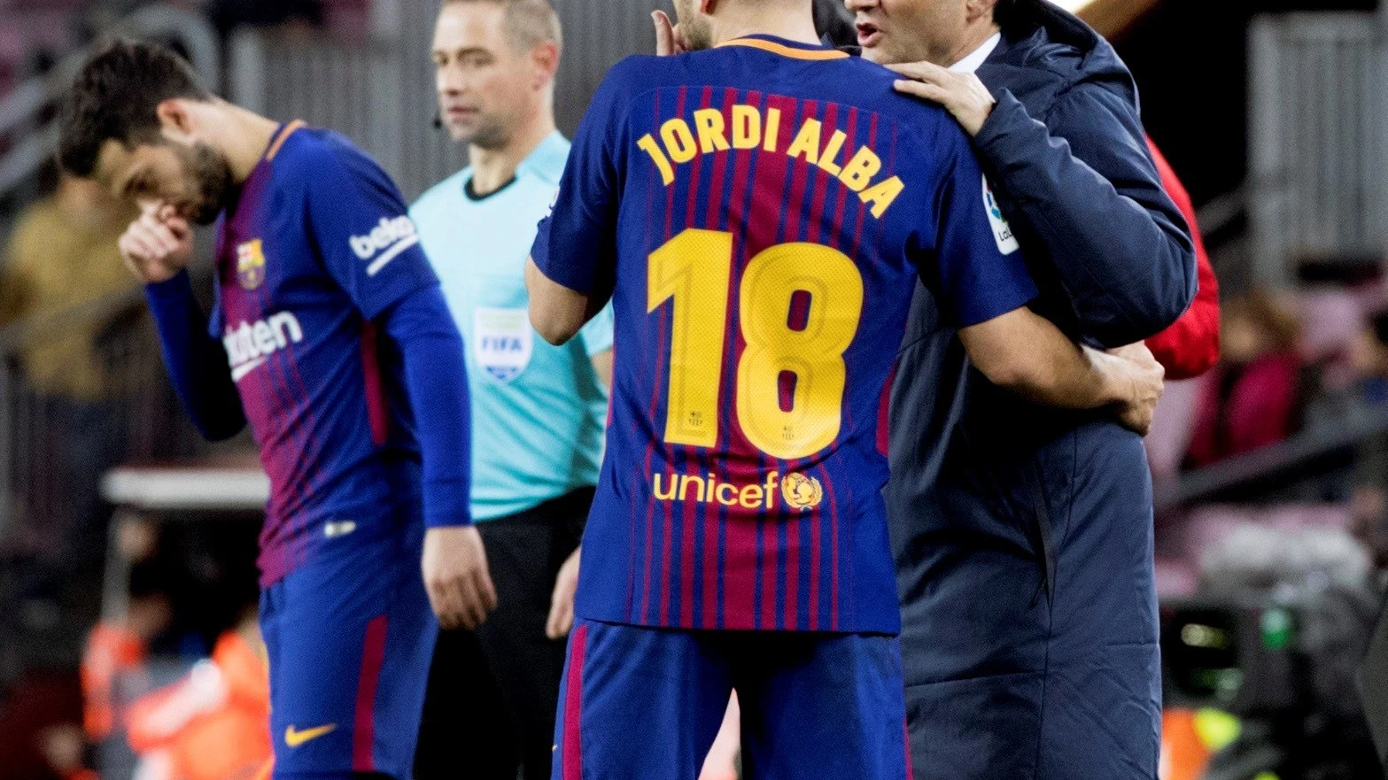 Valverde, dando indicaciones a Jordi Alba durante el partido