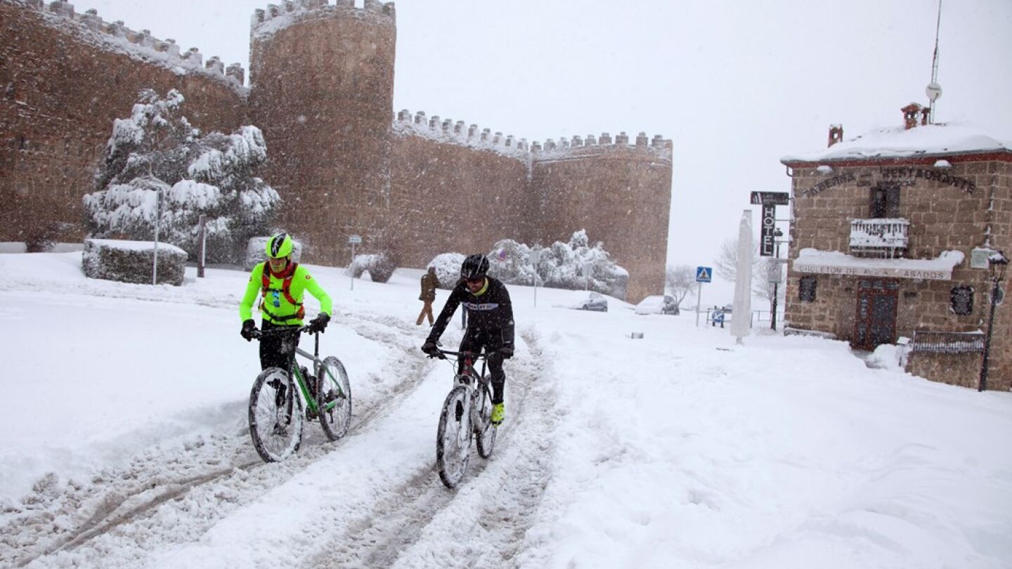 La nieve aisla por carretera las ciudades de &Aacute;vila y Madrid